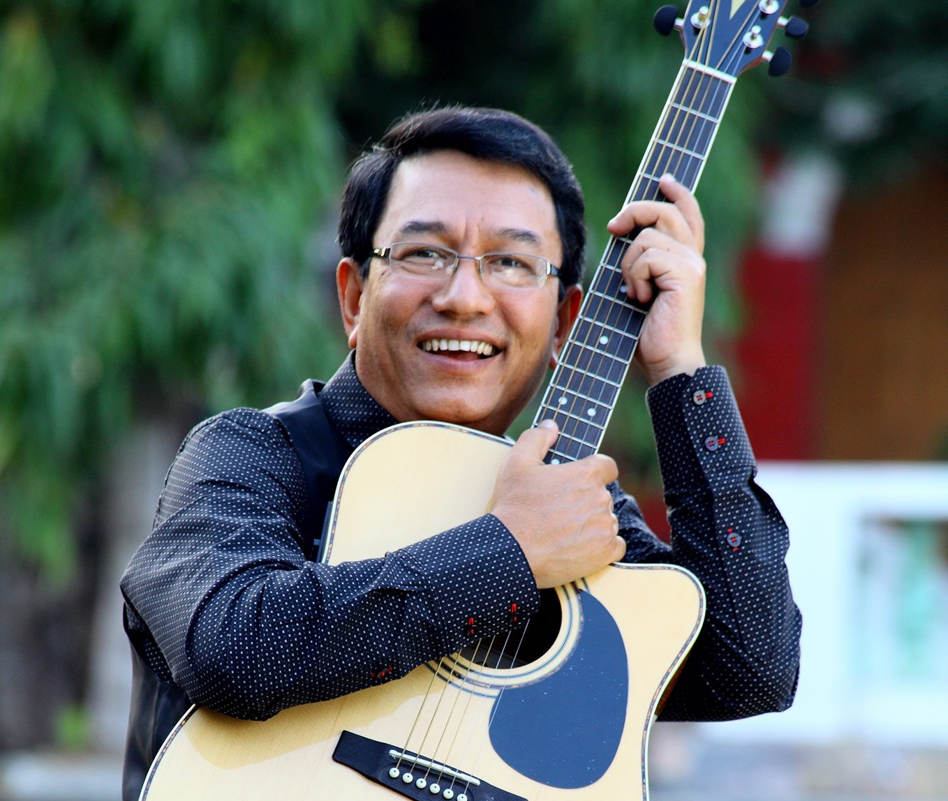 ခင်မောင်ထူး